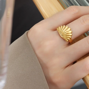 Elegant gold-plated scallop shell ring in stainless steel for women featuring sea motif