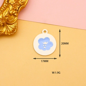 Detail view of 17mm x 20mm flower charm with size and weight 1.9g specifications