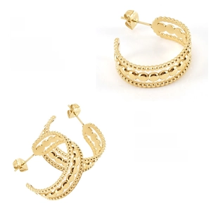 Détail des boucles d'oreilles créoles en acier inoxydable plaqué or 18 carats à trois rangs