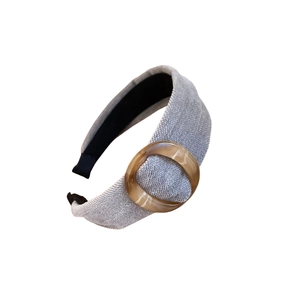 Cerchietto in tessuto grigio con accenti in ambra per un look retrò imbottito