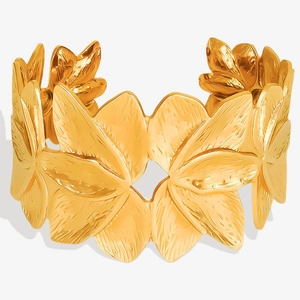 Nahaufnahme des 18K vergoldeten Edelstahl-Armreifs mit Blumenmuster und Bürstenfinish
