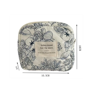 Détails des dimensions de la pochette matelassée pour serviettes de 10,5cm x 10cm x 5cm