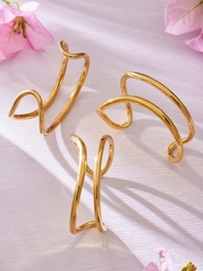 Dettaglio dei bracciali in acciaio inossidabile placcati oro 18k con linee minimaliste