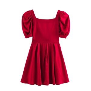 Elegante rode mini-jurk met vierkante hals, pofmouwen en een geplooide taille