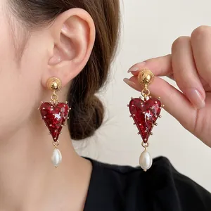 Boucles d'oreilles cœur vintage plaquées or avec perles baroques et émail rouge