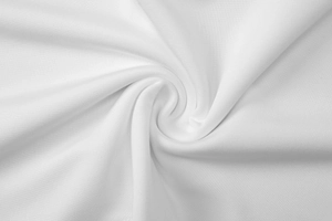 Gros plan sur la texture du tissu blanc côtelé avec drapé élégant du crop top en dentelle