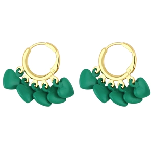 Détail de boucles d'oreilles cœur vert avec créoles dorées sur fond blanc