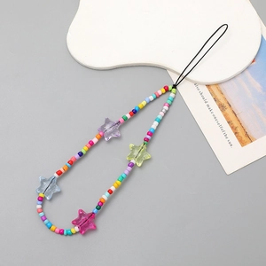 Cordon de téléphone avec perles étoiles colorées et nœud décoratif sur fond gris