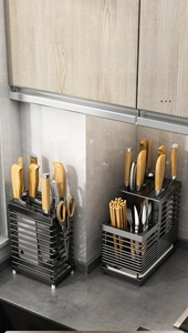 Détail de l'étagère de cuisine noire avec fentes pour couteaux et porte-couverts égouttoir