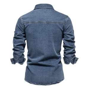 Vue arrière détaillée d'une chemise en jean noir à manches longues pour homme en coton