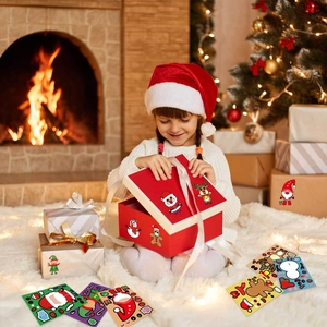 Autocollants de Noël DIY avec Père Noël et renne décorant une boîte cadeau rouge