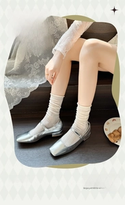 Scarpe Mary Jane argento metallizzato abbinate a calze trasparenti bianco crema
