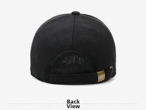 Dettaglio del retro di un cappellino da baseball invernale nero con fibbia in metallo