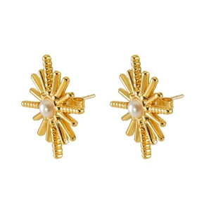 Détail des boucles d'oreilles perles dorées avec un design rayonnant de style vintage