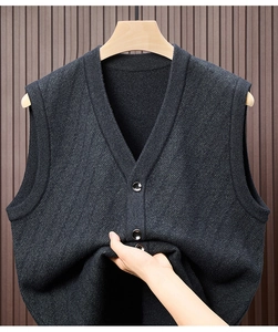 Detailansicht der dunkelgrauen Strickweste mit V-Ausschnitt, Elastizität und Textur