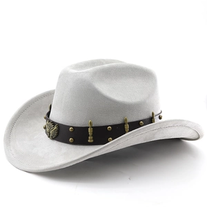 Dettaglio di cappello cowboy grigio con stemma aquila e borchie su cinturino in pelle