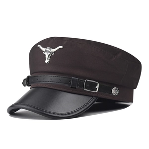 Casquette militaire en toile marron avec visière noire et emblème de tête de taureau argenté