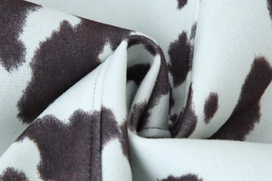 Vue macro de la texture du tissu à imprimé vache sur une veste courte pour femme