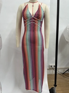 Détails de la maille au motif ondulé multicolore sur la robe longue au décolleté en V