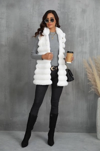 Vue intégrale d'un gilet en fausse fourrure blanche pour femme avec une coupe mi-longue