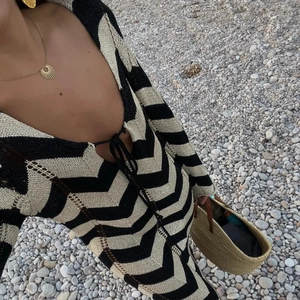 Robe longue chic en maille à manches longues avec motifs vagues beiges et décolleté en V