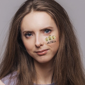 Tatouages de visage d'Halloween avec citrouilles dorées et texte Halloween sur modèle