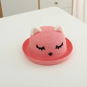 Dettaglio cappello di paglia rosa per bambina con orecchie di peluche e ricamo