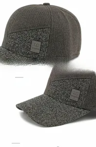 Detail der warmen Winter-Baseballkappe mit Plüschfutter und verstellbaren Ohrenklappen