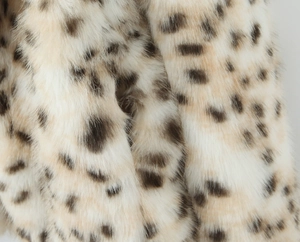 Gros plan sur la texture dense de la fausse fourrure léopard et les détails doux