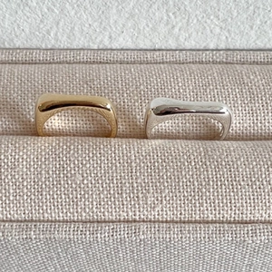 Minimalistische S925 Sterlingsilber Wellenringe in Gold und Silber auf Display