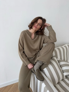 Tenue En Tricot Pour Femmes Pull À Manches Longues Et Col En V Et Pantalon Large Décontracté Minimaliste