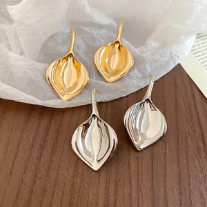 Orecchini a perno minimalisti a foglia in oro e argento con finitura metallica a specchio