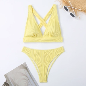 Detailansicht der hellgelben Rippstoff-Struktur bei einem Halterneck-Bikini-Set
