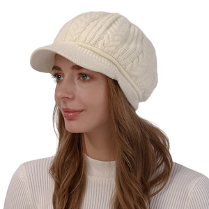 Gorro de punto trenzado crema con visera y forro polar para mujer invierno