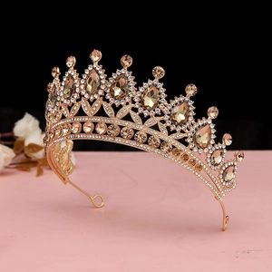 Dettaglio corona barocca dorata con cristalli color champagne e strass di lusso