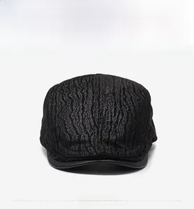 Vue de face d'un béret noir avec tissu texturé vintage et visière en cuir élégante