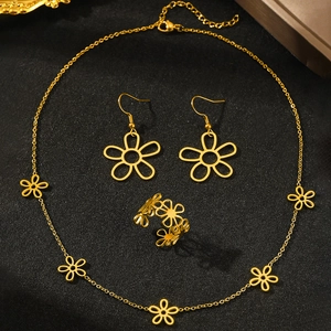 Detailed view of the three-piece gold daisy necklace, earrings and ring jewelry set