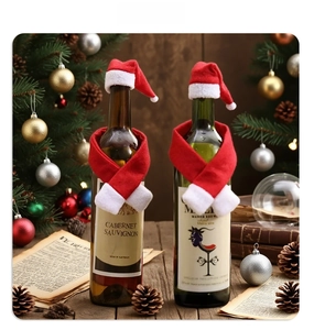 Dettaglio set natalizio mini cappello e sciarpa per bottiglie di vino da tavola
