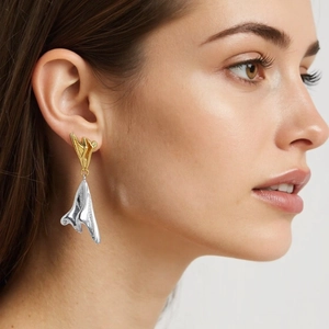 Boucles d'oreilles pendantes abstraites bicolores en acier sur un mannequin