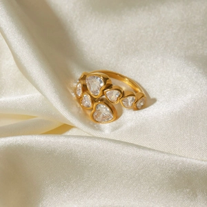 Bague ouverte en acier inoxydable plaqué or 18k avec zircon cœur sur soie blanche