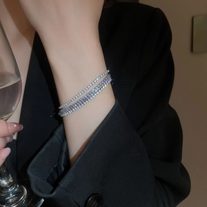 Primo piano del bracciale multistrato in argento con diamanti per serate eleganti