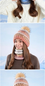 Détail de la texture en tricot d'un ensemble bonnet d'hiver et écharpe avec pompon doux