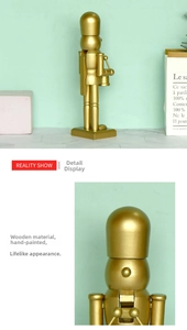 Dettaglio macro dello schiaccianoci tamburino dorato da 25cm in legno dipinto a mano