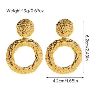 Détail des boucles d'oreilles créoles plaquées or 18K avec texture martelée et dimensions