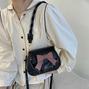 Sac à bandoulière plissé noir chic avec nœud rose et bandoulière torsadée