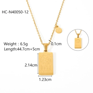Vue détaillée du pendentif Bélier doré montrant le symbole du zodiaque et les gravures