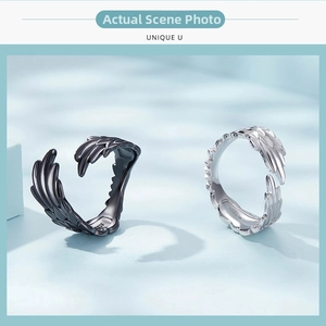 Nahaufnahme von S925 Sterlingsilber Engelsflügel-Ringen in Silber und Schwarz mit Details