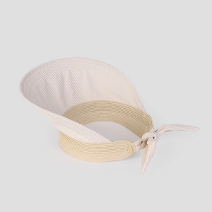 Dettaglio posteriore della visiera parasole beige con fiocco in khaki e laccio regolabile