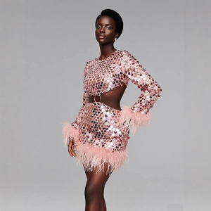 Robe moulante à paillettes roses avec plumes et découpe taille pour soirée
