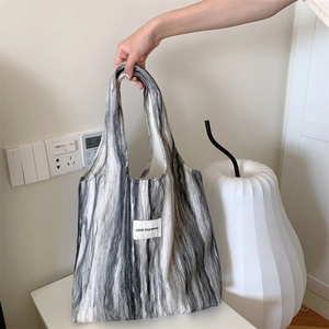 Détail du grand sac cabas en feutre rayé gris avec étiquette LOVE SOZAKKA et poignées